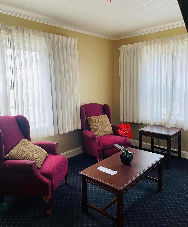 Senate Suites Extended Stay Hotel Топика Экстерьер фото