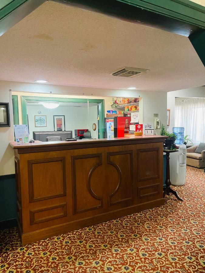 Senate Suites Extended Stay Hotel Топика Экстерьер фото