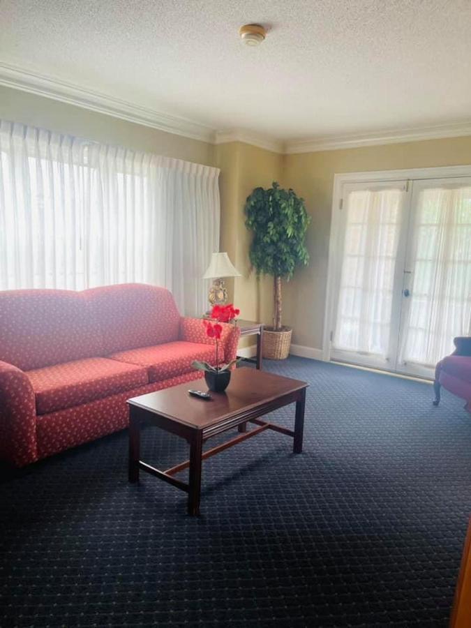 Senate Suites Extended Stay Hotel Топика Экстерьер фото
