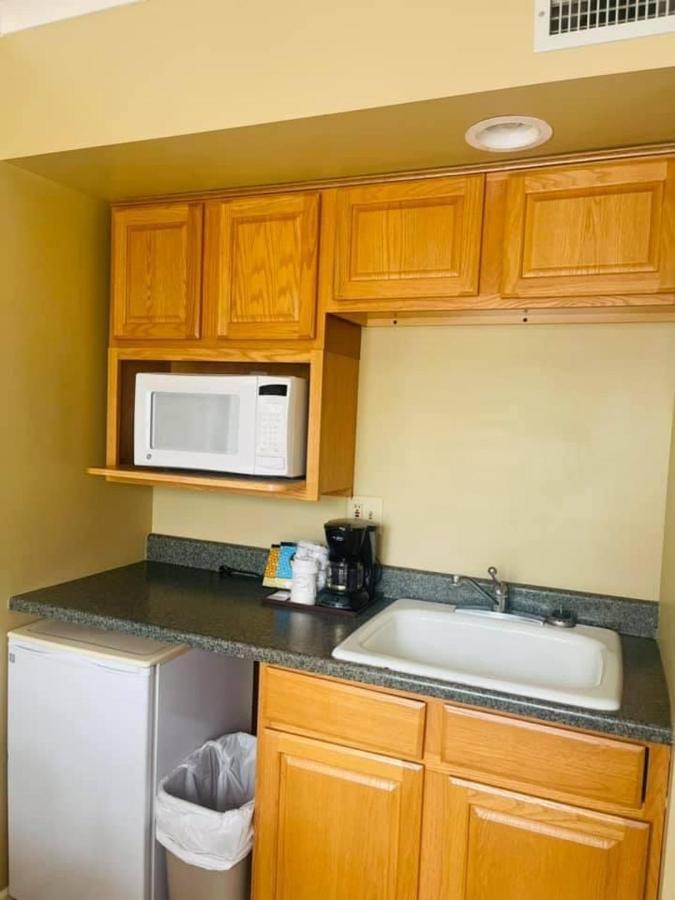 Senate Suites Extended Stay Hotel Топика Экстерьер фото