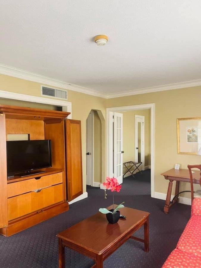 Senate Suites Extended Stay Hotel Топика Экстерьер фото