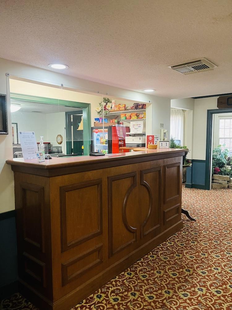 Senate Suites Extended Stay Hotel Топика Экстерьер фото