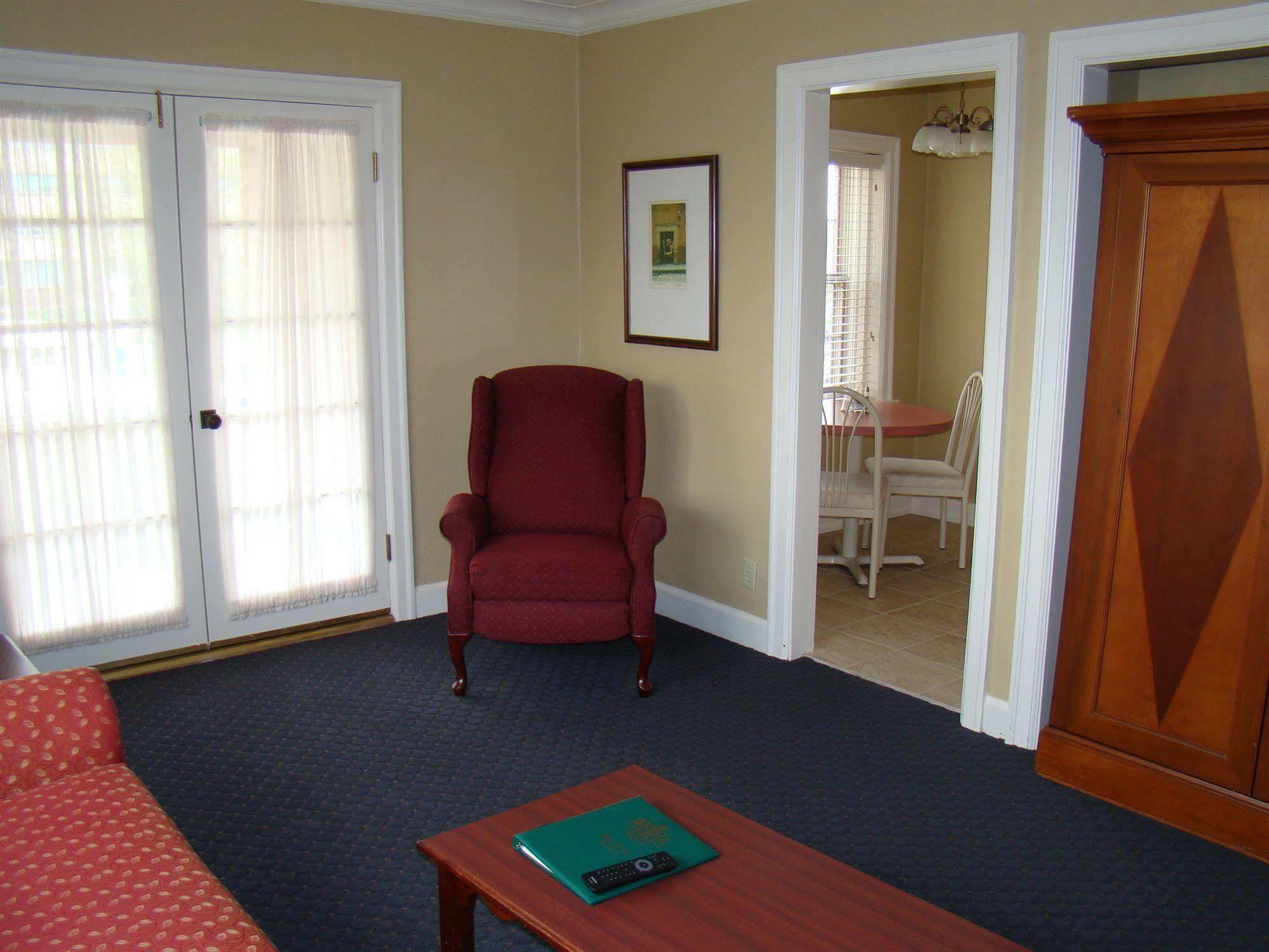 Senate Suites Extended Stay Hotel Топика Экстерьер фото