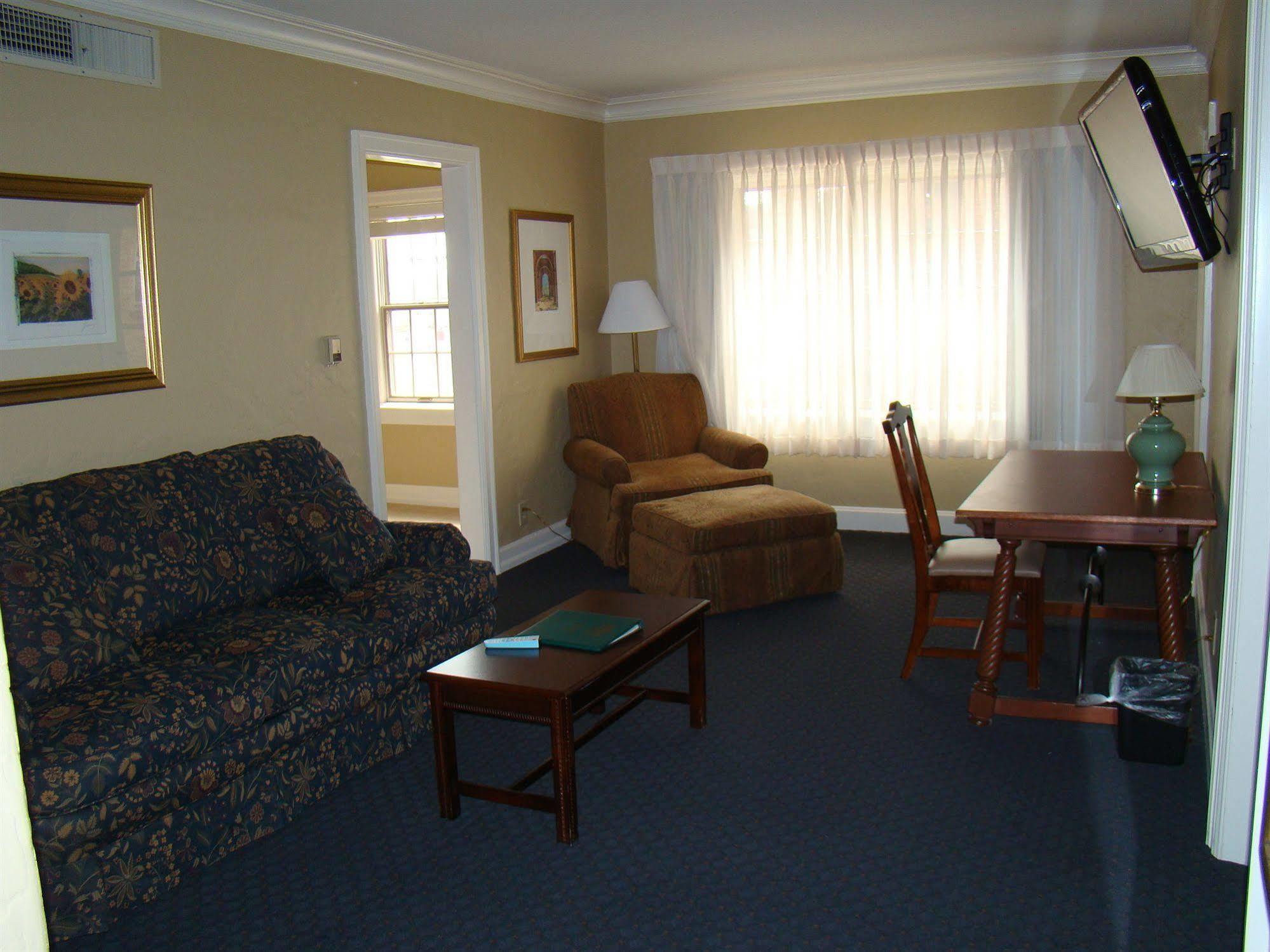 Senate Suites Extended Stay Hotel Топика Экстерьер фото