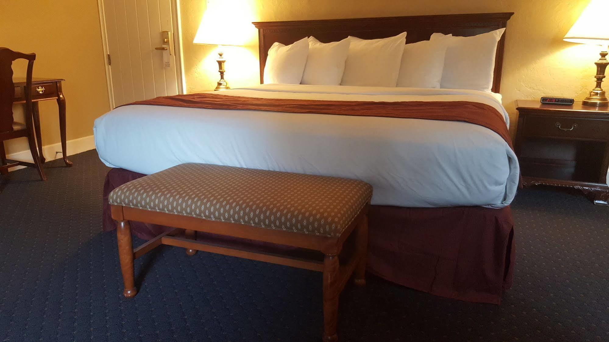 Senate Suites Extended Stay Hotel Топика Экстерьер фото